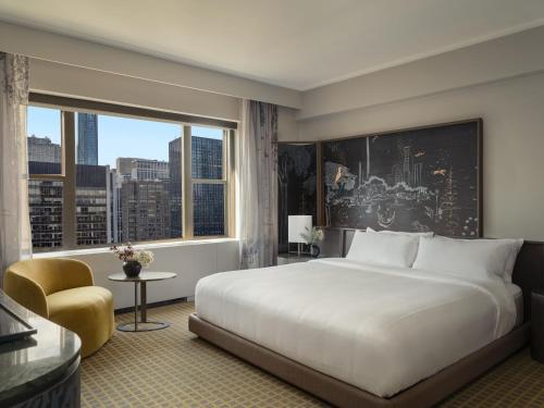 Habitación con cama extragrande y vistas a la ciudad del hotel Park Lane New York. Foto 2