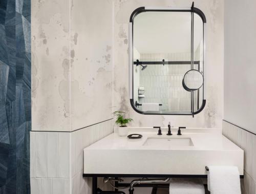 Habitación Essential con 1 cama extragrande y bañera - Adaptada para personas con movilidad reducida del hotel Kimpton Theta