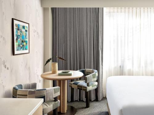 Habitación Essential con 2 camas grandes del hotel Kimpton Theta. Foto 6