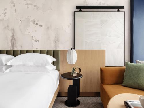 Habitación Doble Premium - Planta Alta - cama extragrande del hotel Kimpton Theta. Foto 2