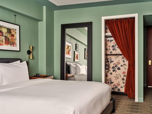 Habitación adaptada para personas con movilidad reducida - Cama grande del hotel Romer Hell's Kitchen. Foto 3