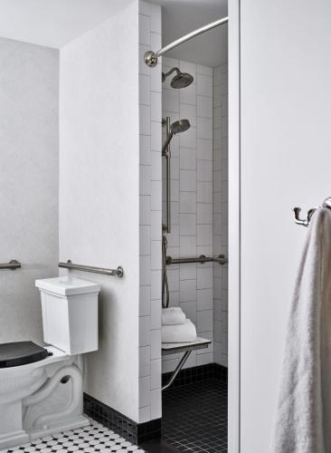 Habitación con cama extragrande y ducha a ras de suelo - Adaptada para personas con movilidad reducida del hotel Romer Hell's Kitchen. Foto 5