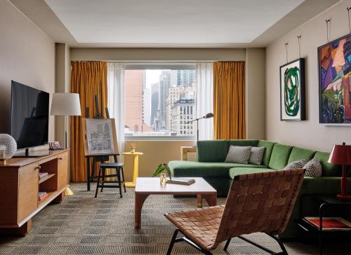 Suite de 1 dormitorio con cama extragrande del hotel Romer Hell's Kitchen