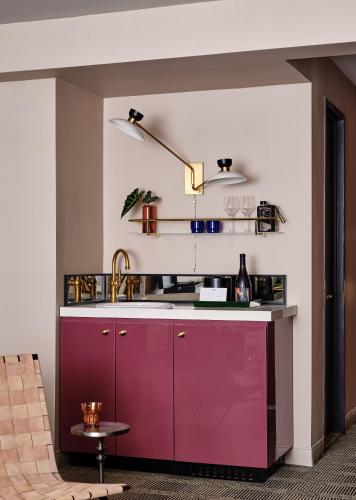 Suite de 1 dormitorio con cama extragrande del hotel Romer Hell's Kitchen. Foto 5