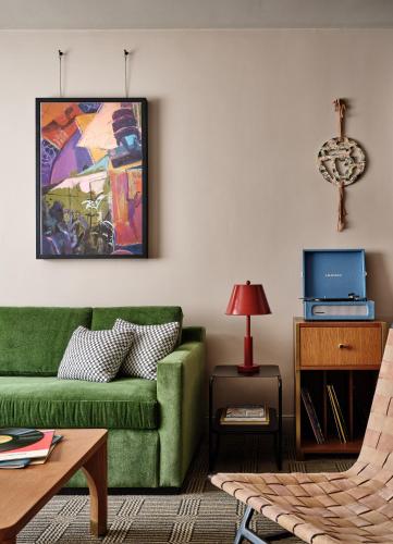 Suite de 1 dormitorio con cama extragrande del hotel Romer Hell's Kitchen. Foto 7