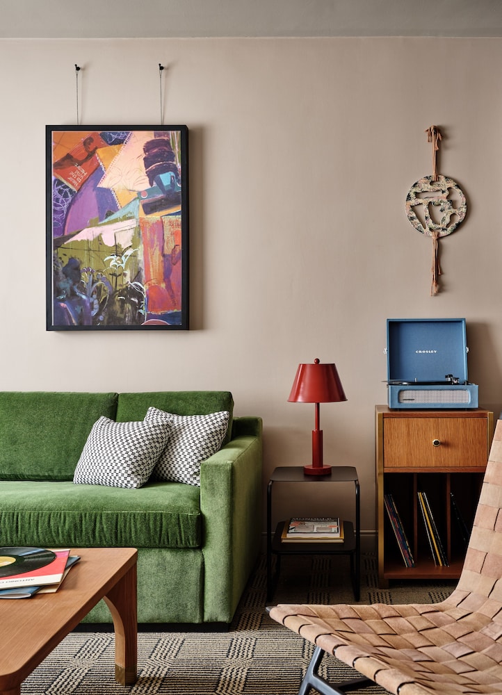 One Bedroom King Suite Mobility Accessible with Roll - in Shower del hotel Romer Hell's Kitchen