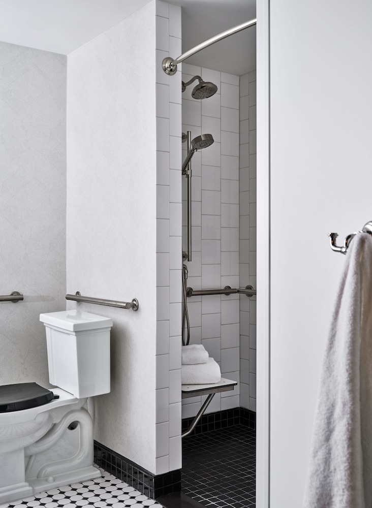Corner King Mobility Accessible with Roll - in Shower del hotel Romer Hell's Kitchen. Foto 6