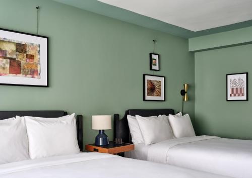 Habitación adaptada para personas con movilidad reducida - Cama grande del hotel Romer Hell's Kitchen. Foto 4