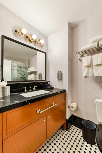 Habitación adaptada para personas con movilidad reducida - Cama grande del hotel Romer Hell's Kitchen. Foto 5