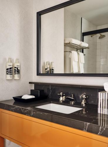 Habitación con cama extragrande - Adaptada para personas de movilidad reducida del hotel Romer Hell's Kitchen