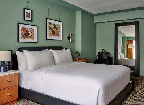 Habitación con cama extragrande - Adaptada para personas de movilidad reducida del hotel Romer Hell's Kitchen. Foto 4