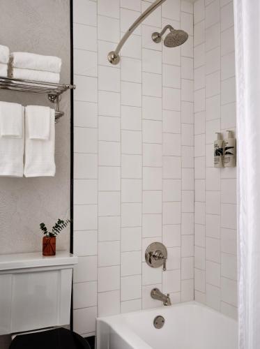 Habitación con cama extragrande - Adaptada para personas de movilidad reducida del hotel Romer Hell's Kitchen. Foto 5