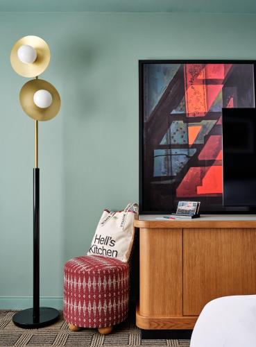 Habitación con cama extragrande - Adaptada para personas de movilidad reducida del hotel Romer Hell's Kitchen. Foto 6