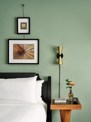 Habitación con cama extragrande y ducha a ras de suelo - Adaptada para personas con movilidad reducida del hotel Romer Hell's Kitchen. Foto 1