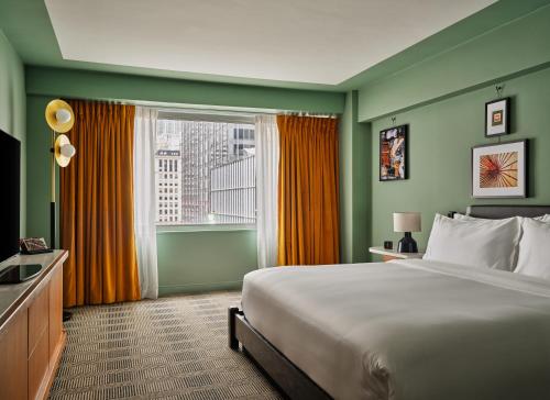 Habitación con cama extragrande y ducha a ras de suelo - Adaptada para personas con movilidad reducida del hotel Romer Hell's Kitchen. Foto 3