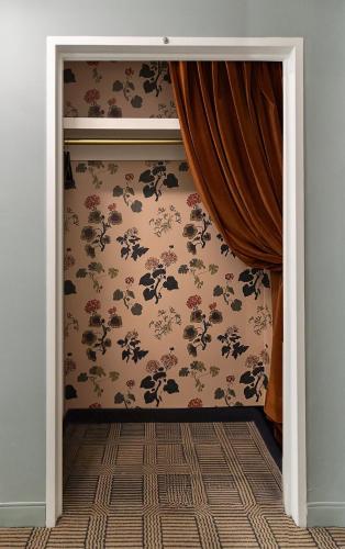 Habitación con cama extragrande y ducha a ras de suelo - Adaptada para personas con movilidad reducida del hotel Romer Hell's Kitchen. Foto 8