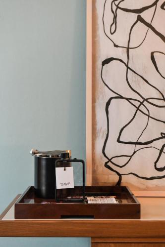 Habitación con cama extragrande y ducha a ras de suelo - Adaptada para personas con movilidad reducida del hotel Romer Hell's Kitchen. Foto 9