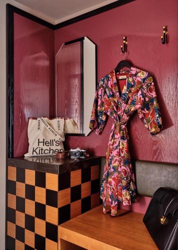 Suite de 1 dormitorio con cama extragrande del hotel Romer Hell's Kitchen. Foto 1