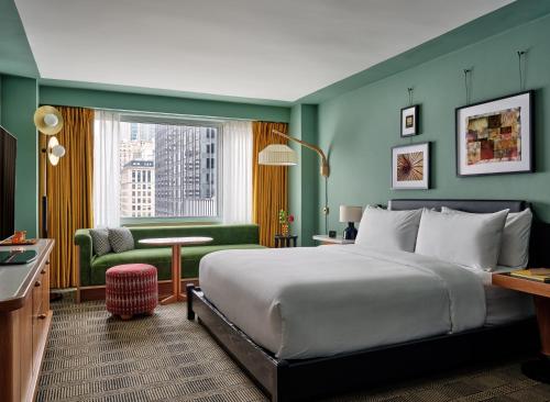 Suite de 1 dormitorio con cama extragrande del hotel Romer Hell's Kitchen. Foto 2