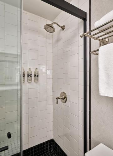 Suite de 1 dormitorio con cama extragrande del hotel Romer Hell's Kitchen. Foto 4