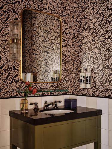 Suite de 1 dormitorio con cama extragrande del hotel Romer Hell's Kitchen. Foto 8