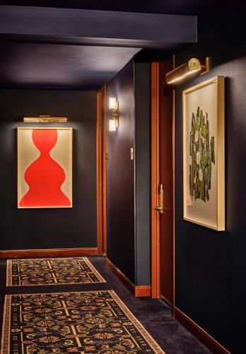 Suite de 1 dormitorio con cama extragrande del hotel Romer Hell's Kitchen. Foto 9