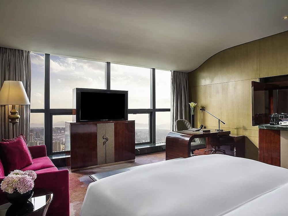 Habitación superior, 1 cama de matrimonio grande, Acceso al salón del club del hotel Sofitel Kunming. Foto 1
