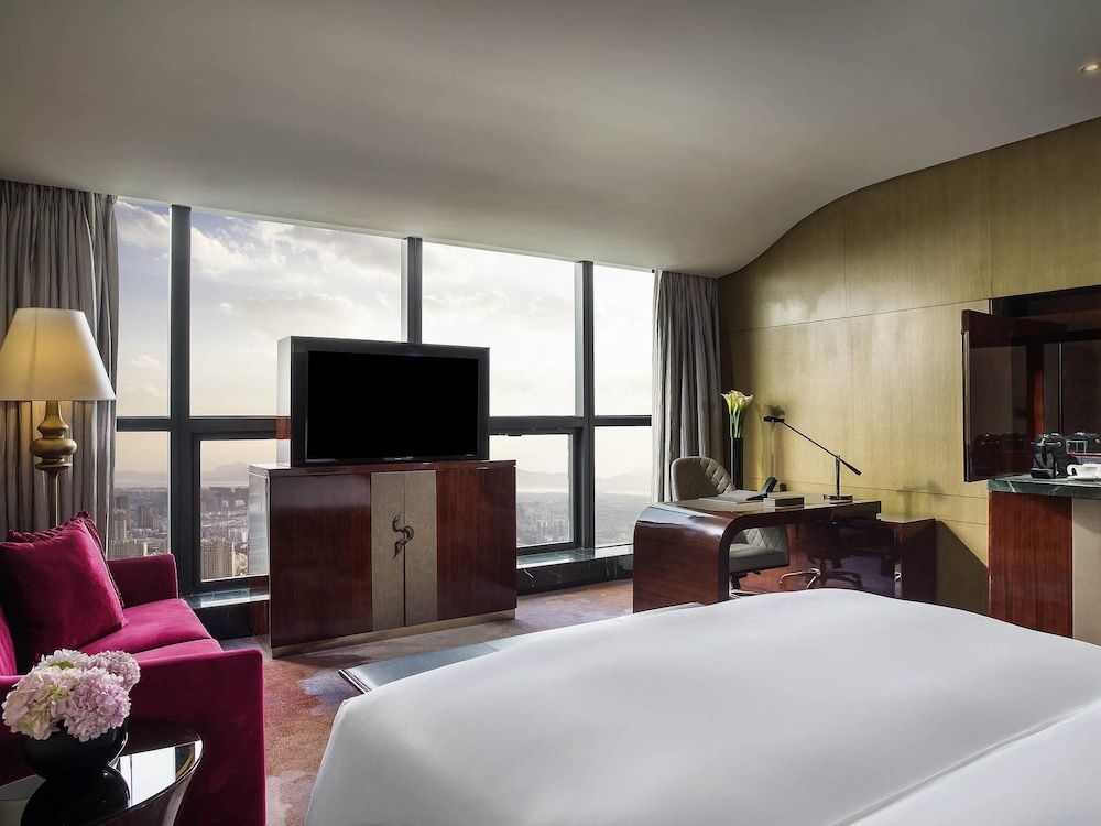 Habitación superior, 1 cama de matrimonio grande, Acceso al salón del club del hotel Sofitel Kunming. Foto 2