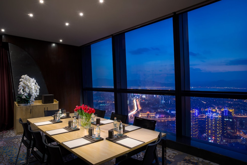 Habitación superior, 2 camas individuales, Acceso al salón del club del hotel Sofitel Kunming. Foto 4