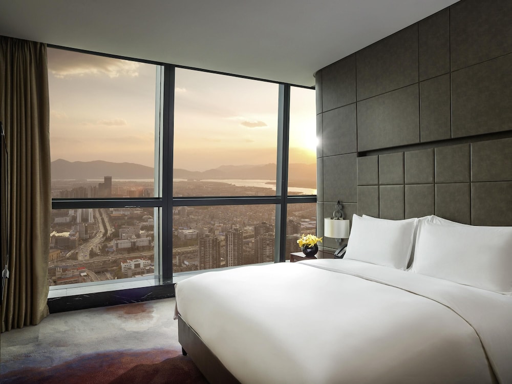 Suite junior, 1 cama de matrimonio grande, Acceso al salón del club, vistas a la ciudad del hotel Sofitel Kunming