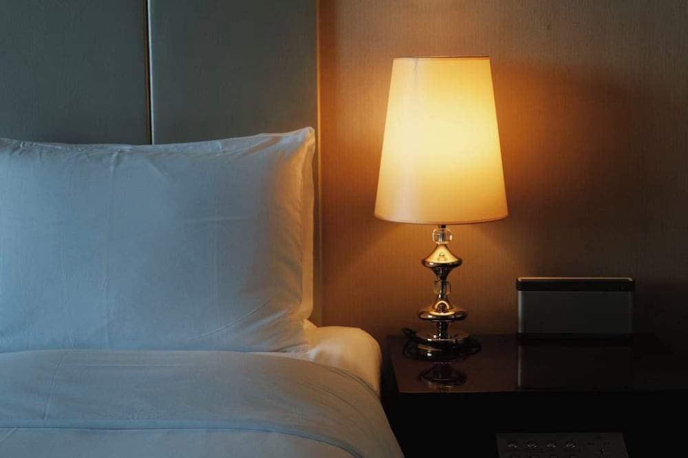 Habitación de lujo, 1 cama de matrimonio grande, vistas al lago del hotel Sofitel Kunming. Foto 2