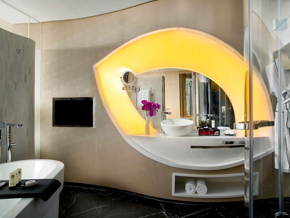 Habitación de lujo, 1 cama de matrimonio grande, vistas al lago del hotel Sofitel Kunming. Foto 3
