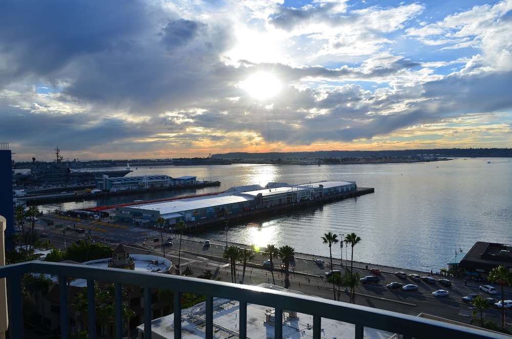 Habitación, 1 cama de matrimonio grande, vistas a la bahía del hotel Wyndham San Diego Bayside. Foto 3