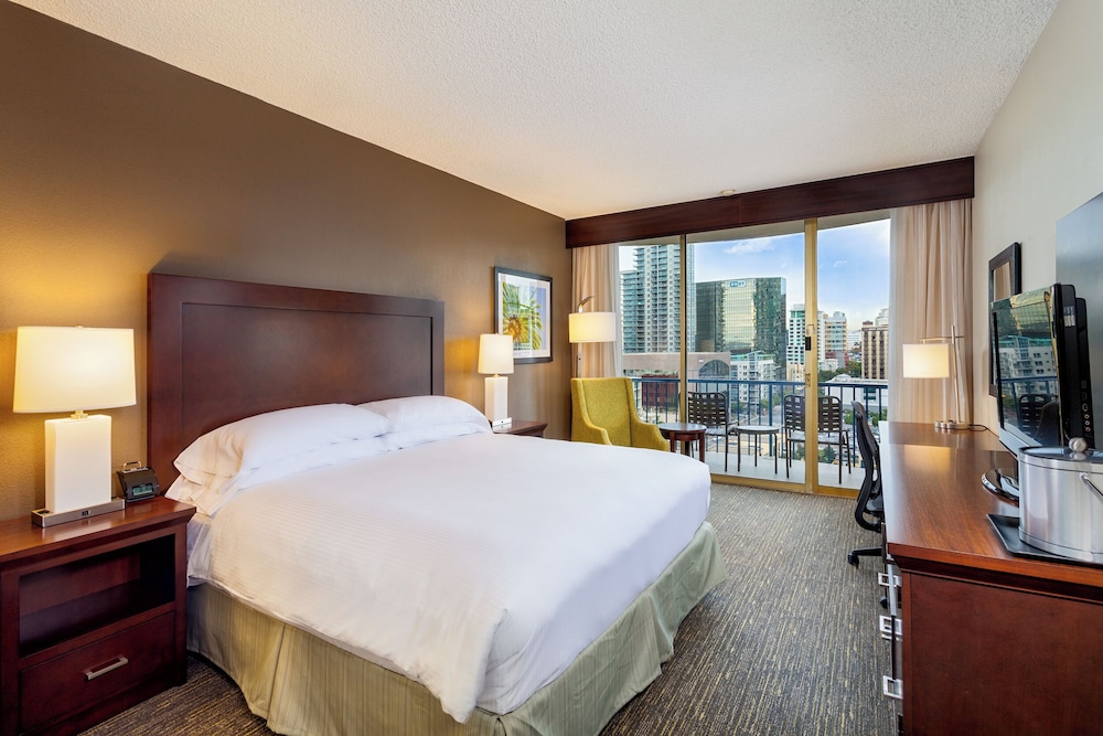 Habitación, 1 cama de matrimonio grande (Skyline) del hotel Wyndham San Diego Bayside. Foto 2