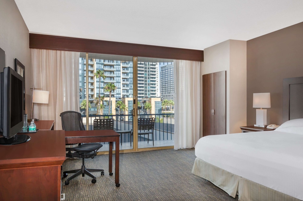 Habitación Deluxe, 1 cama de matrimonio grande del hotel Wyndham San Diego Bayside. Foto 2