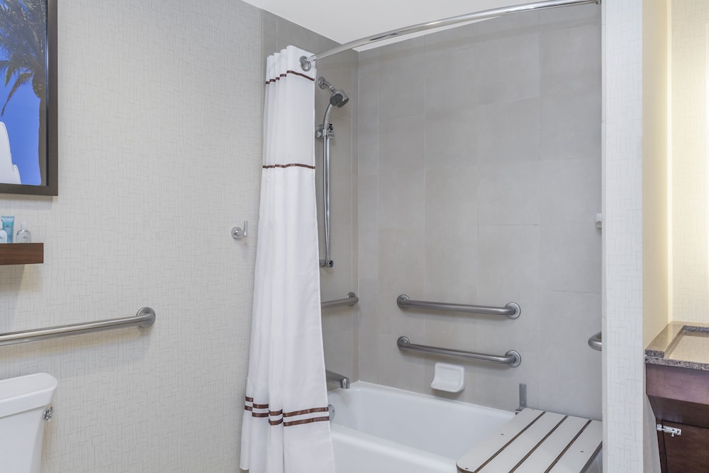 Habitación, 1 cama de matrimonio grande, accesible para personas con discapacidad del hotel Wyndham San Diego Bayside. Foto 5
