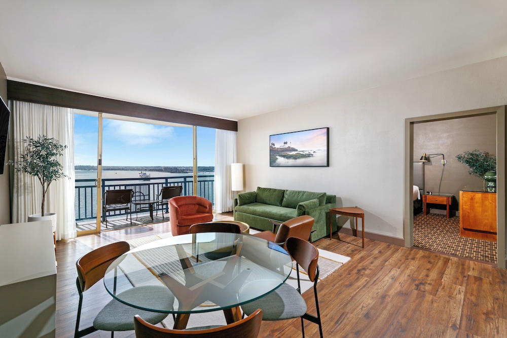 Suite, 1 cama de matrimonio grande, no fumadores, vistas a la bahía (Point Loma) del hotel Wyndham San Diego Bayside. Foto 6