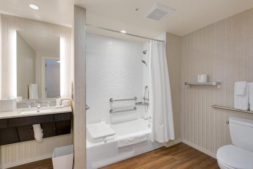 Alojamiento Deluxe - 1 cama extragrande - Adaptado para personas de movilidad reducida del hotel Zoe Fisherman's Wharf. Foto 9