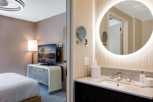 Suite Signature con cama grande del hotel Zoe Fisherman's Wharf