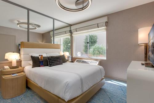 Suite Signature con cama grande del hotel Zoe Fisherman's Wharf. Foto 1