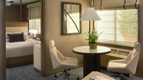 Suite Signature con cama grande del hotel Zoe Fisherman's Wharf. Foto 3