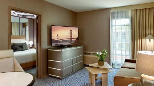 Suite Signature con cama grande del hotel Zoe Fisherman's Wharf. Foto 4