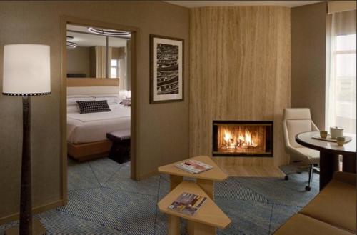 Suite Signature con cama grande del hotel Zoe Fisherman's Wharf. Foto 11