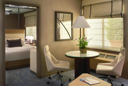 Suite con cama grande - Signature del hotel Zoe Fisherman's Wharf. Foto 13
