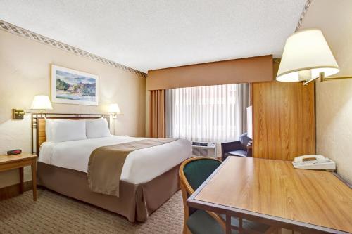 Habitación - No fumadores - Cama grande del hotel Travelodge by Wyndham Seattle By The Space Needle. Foto 2