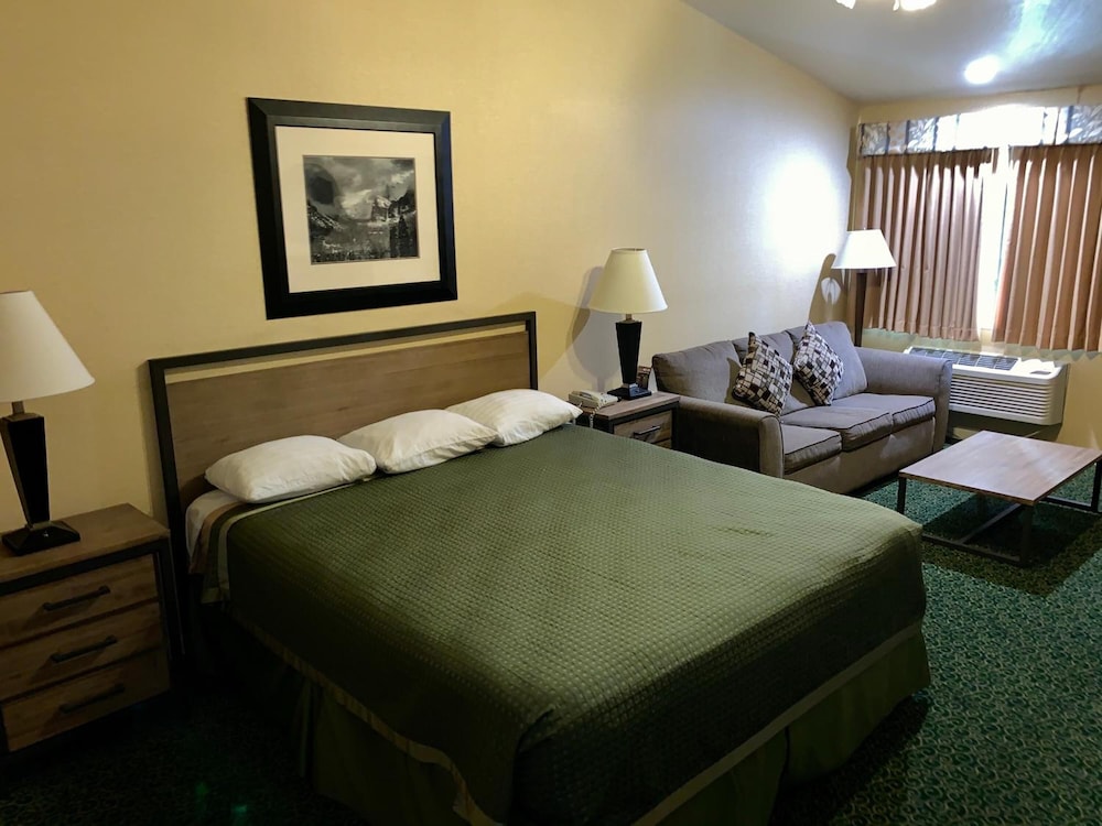 1 cama de matrimonio grande, vista al río del hotel Yosemite View Lodge. Foto 1