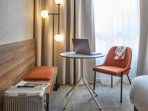 Habitación Doble Clásica con sofá cama del hotel Novotel Aix En Provence Beaumanoir Les 3 Sautets. Foto 1