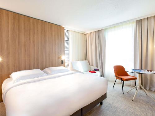 Habitación Doble Clásica con sofá cama del hotel Novotel Aix En Provence Beaumanoir Les 3 Sautets. Foto 4