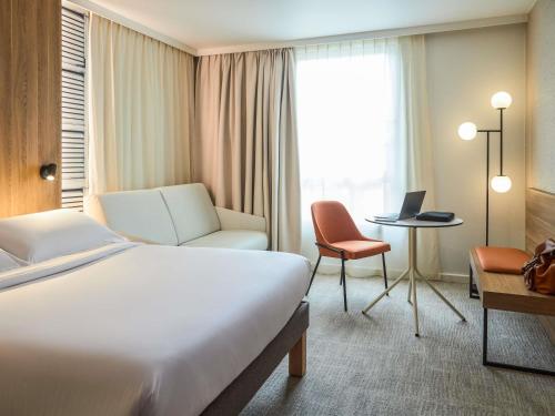 Habitación Estándar con 1 cama doble y 1 sofá cama del hotel Novotel Aix En Provence Beaumanoir Les 3 Sautets