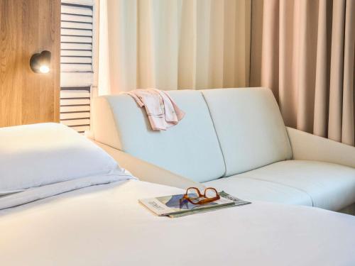 Habitación Estándar con 1 cama doble y 1 sofá cama del hotel Novotel Aix En Provence Beaumanoir Les 3 Sautets. Foto 1